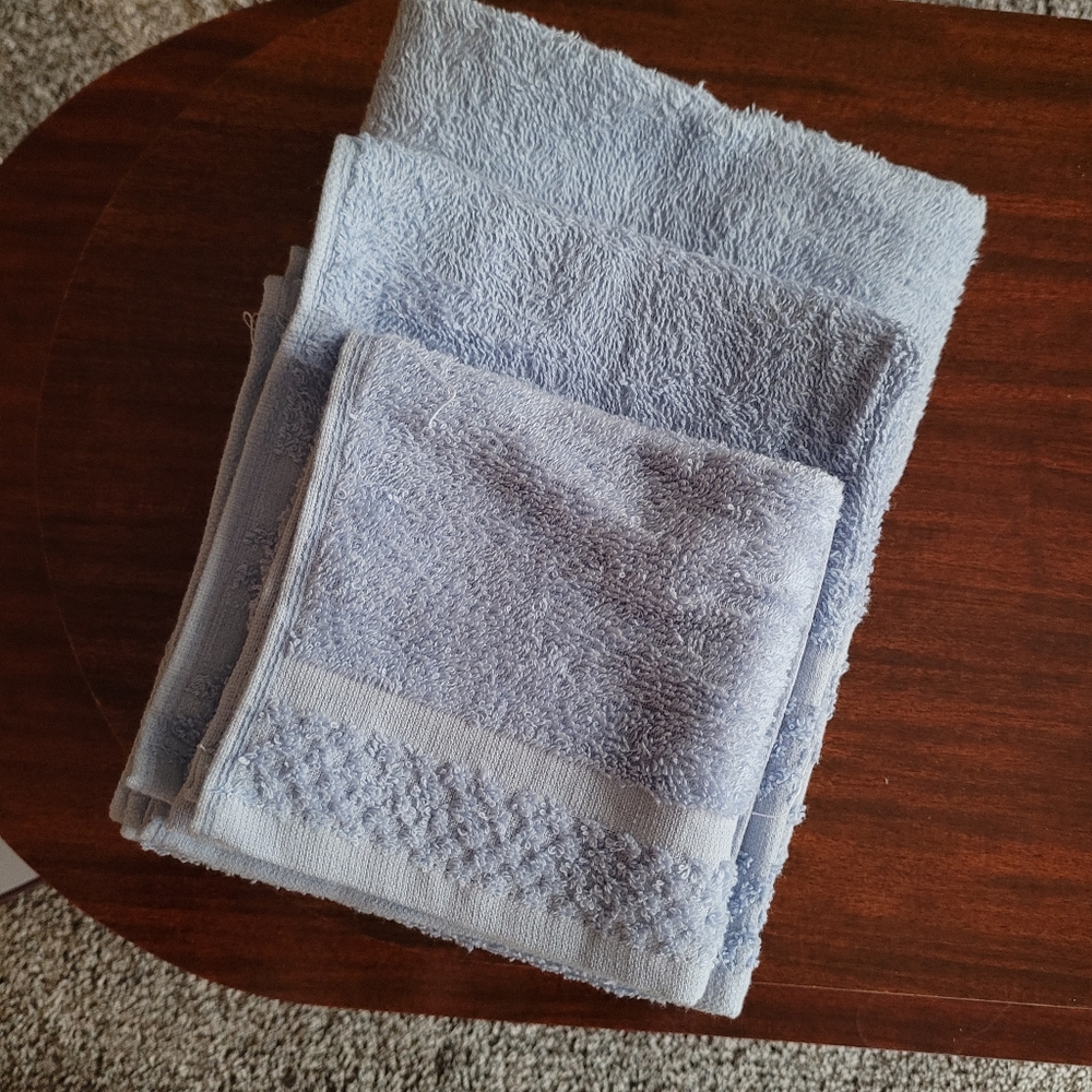 NWOT Blue Towel Set